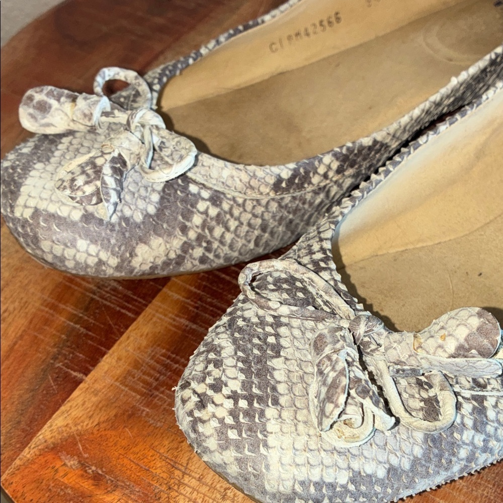 Stuart Weitzmsn Ballet Flat, Women 9.5, tan & cream Snakeskin with bow. EUC - Picture 5 of 16